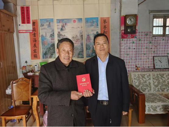 歡城煤礦開展“光榮在黨50年”紀(jì)念章頒發(fā)走訪慰問活動(dòng)
